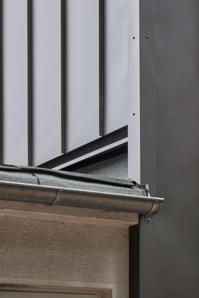 Stålprofiler og træpaneler i smagfuld facademontering, Geibelstraße 18, 23611 Bad Schwartau